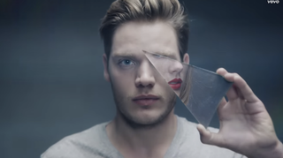 Illustration for article titled Is Taylor Swift Trying to Kill People With Mirrors? An Investigation